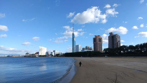 Momochi Seaside Park (Seaside Momochi Beach)