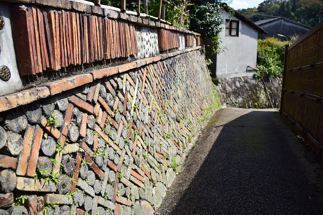 Kamagaki no Komichi (Kiln-Wall Path)