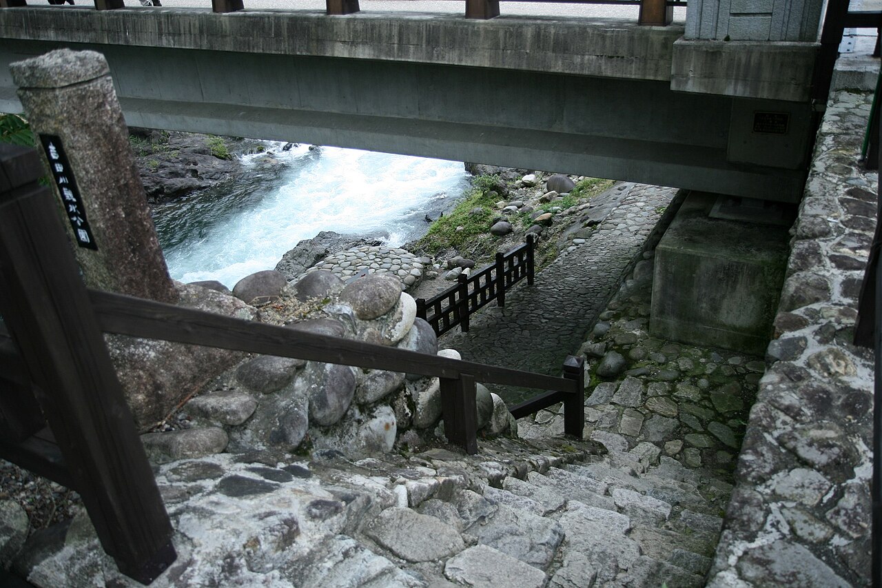 Shinbashi Bridge (Yoshida River)