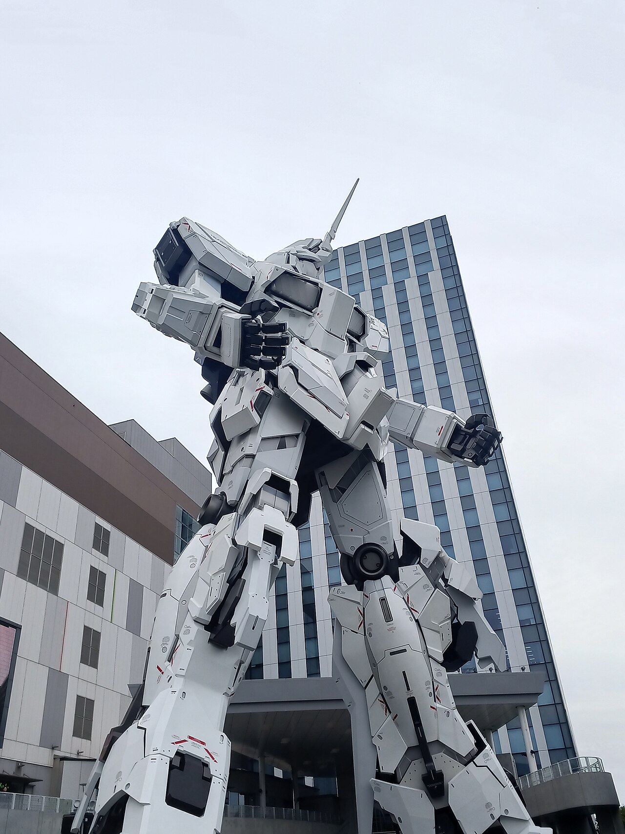 Unicorn Gundam Statue